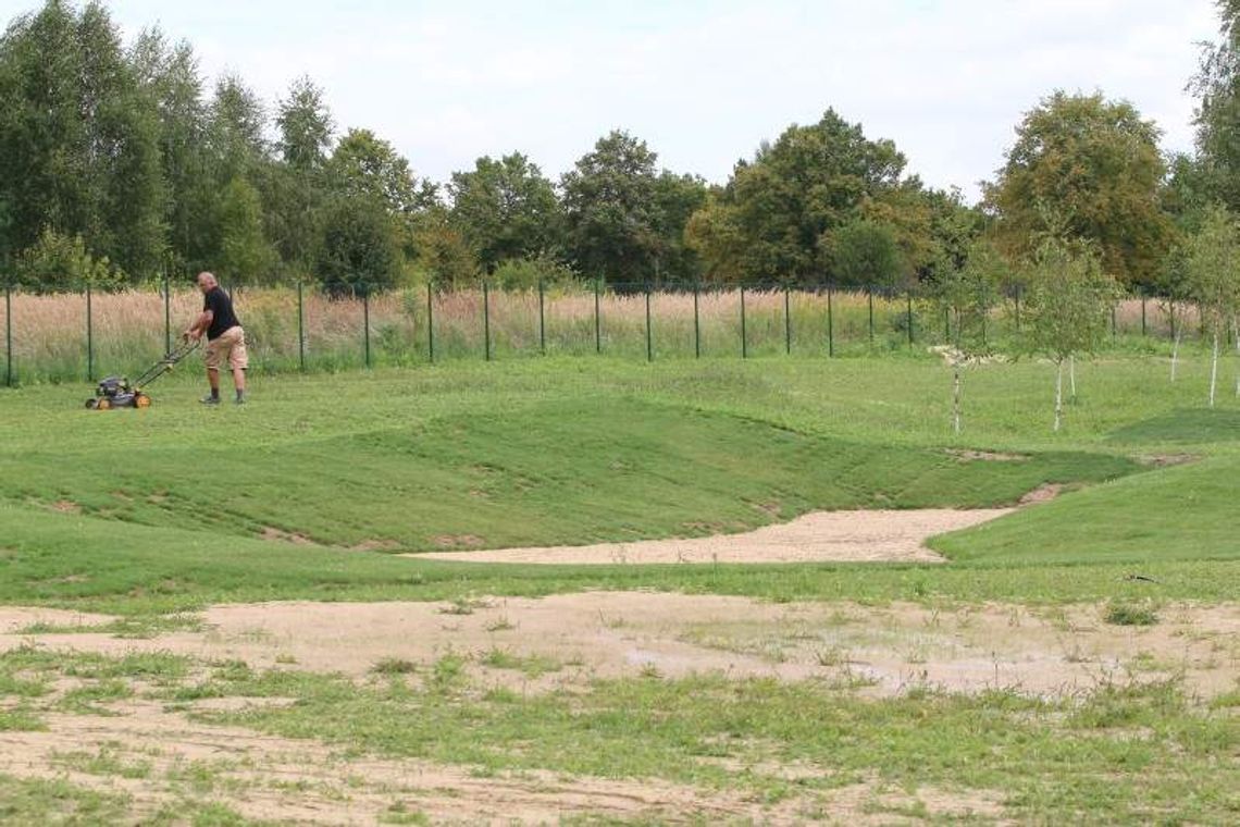 Już koszą trawę na polu golfowym nad Zalewem Zemborzyckim