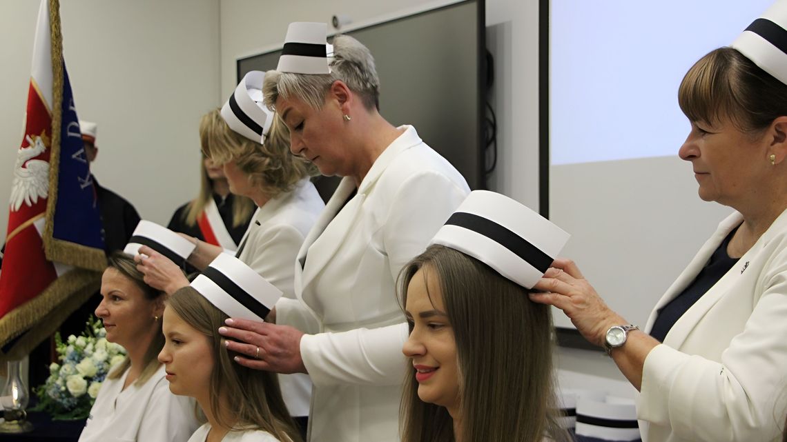 Już po licencjacie. Kolejne czepkowanie w AZ i pierwsze umowy o pracę