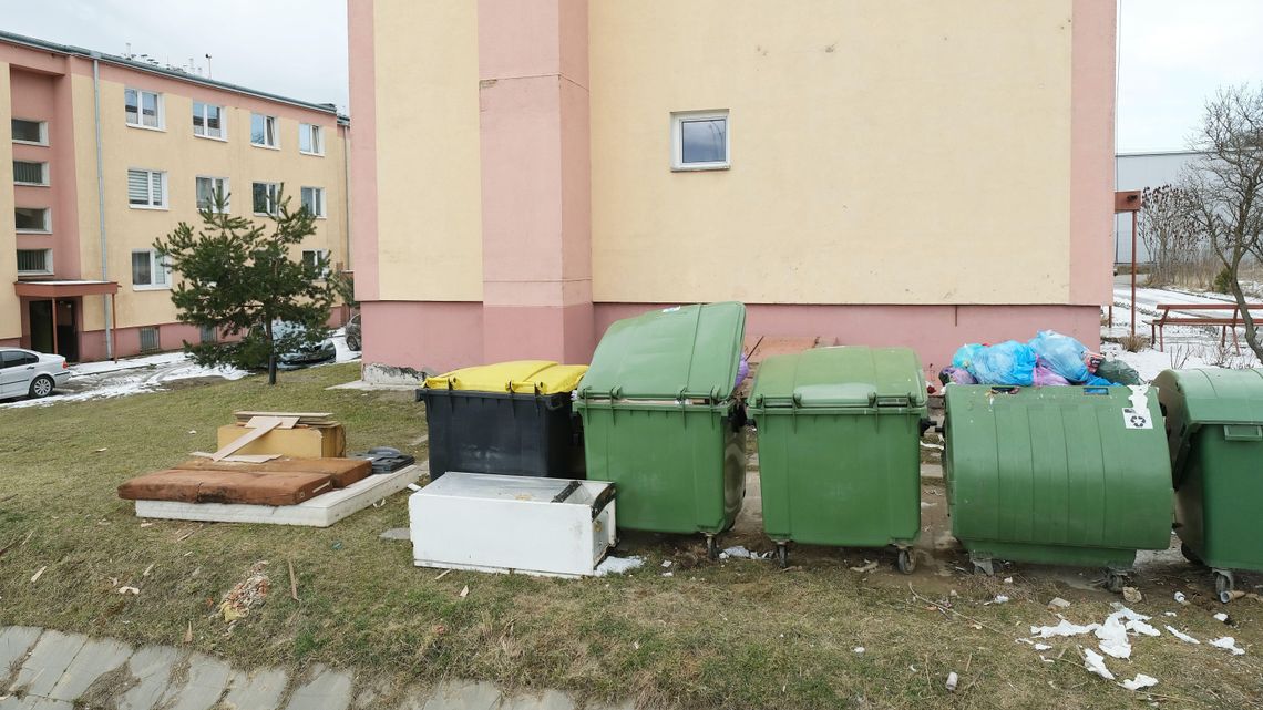 Już półtora miesiąca czekają na odbiór śmieci. Ale wreszcie są dobre wiadomości Już półtora miesiąca czekają na odbiór śmieci. Ale wreszcie są dobre wiadomości