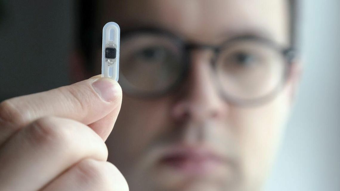 Już ponad 1000 osób ma pod skórą implant płatniczy wymyślony przez Polaka Już ponad 1000 osób ma pod skórą implant płatniczy wymyślony przez Polaka