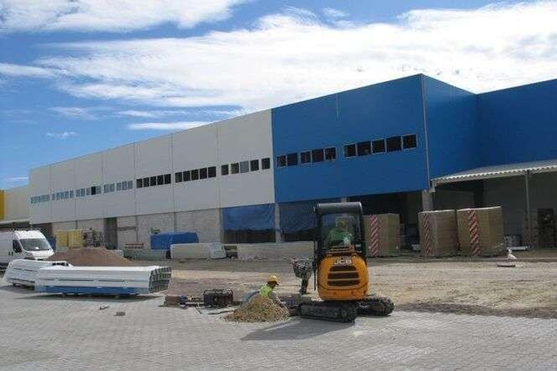 Już szykują się na przyjęcie towaru. Nowy market budowlany Już szykują się na przyjęcie towaru. Nowy market budowlany