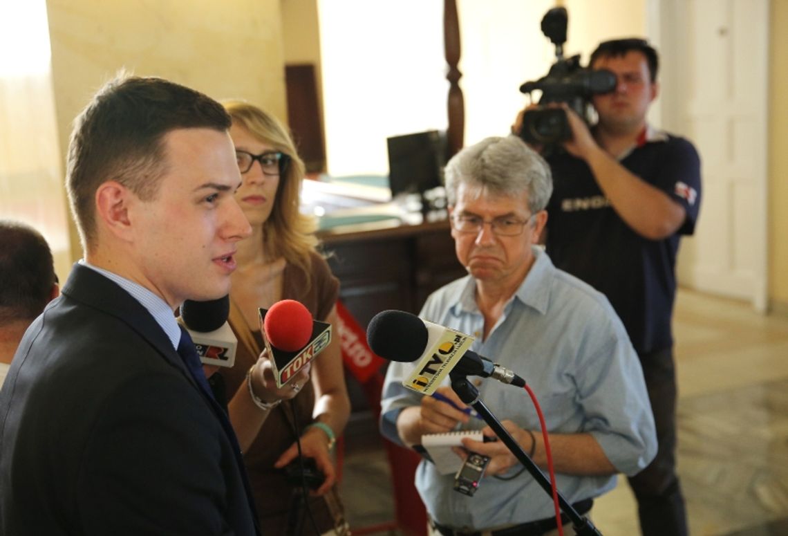 Kabaciński: \"Poseł Łopata zachowuje się jak dziecko\". Nie 70 mln, a 36 do zwrotu Kabaciński: \"Poseł Łopata zachowuje się jak dziecko\". Nie 70 mln, a 36 do zwrotu