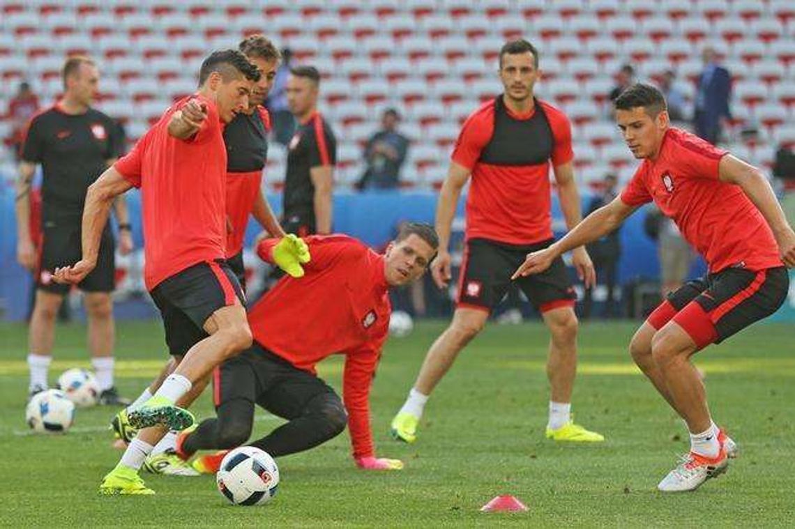 Kadra już w Nicei. Kulisy przygotowań do meczu z Irlandią (wideo)