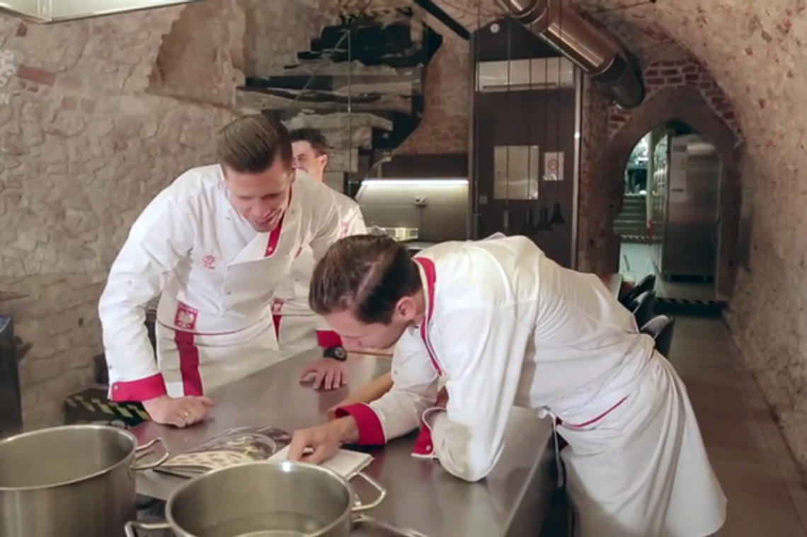 Kadrowicze w kuchni. Jak Szczęsny z Krychowiakiem lepili pierogi (wideo)