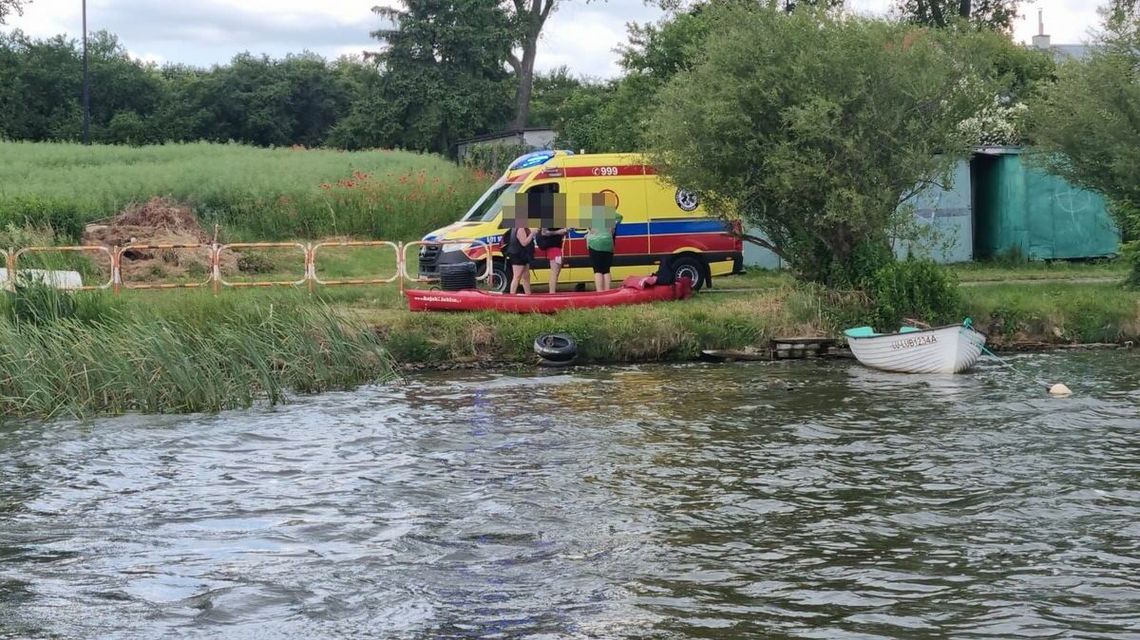 Kajakarze wpadli do wody w zalewie. Dostali mandaty, bo wcześniej pili alkohol Kajakarze wpadli do wody w zalewie. Dostali mandaty, bo wcześniej pili alkohol