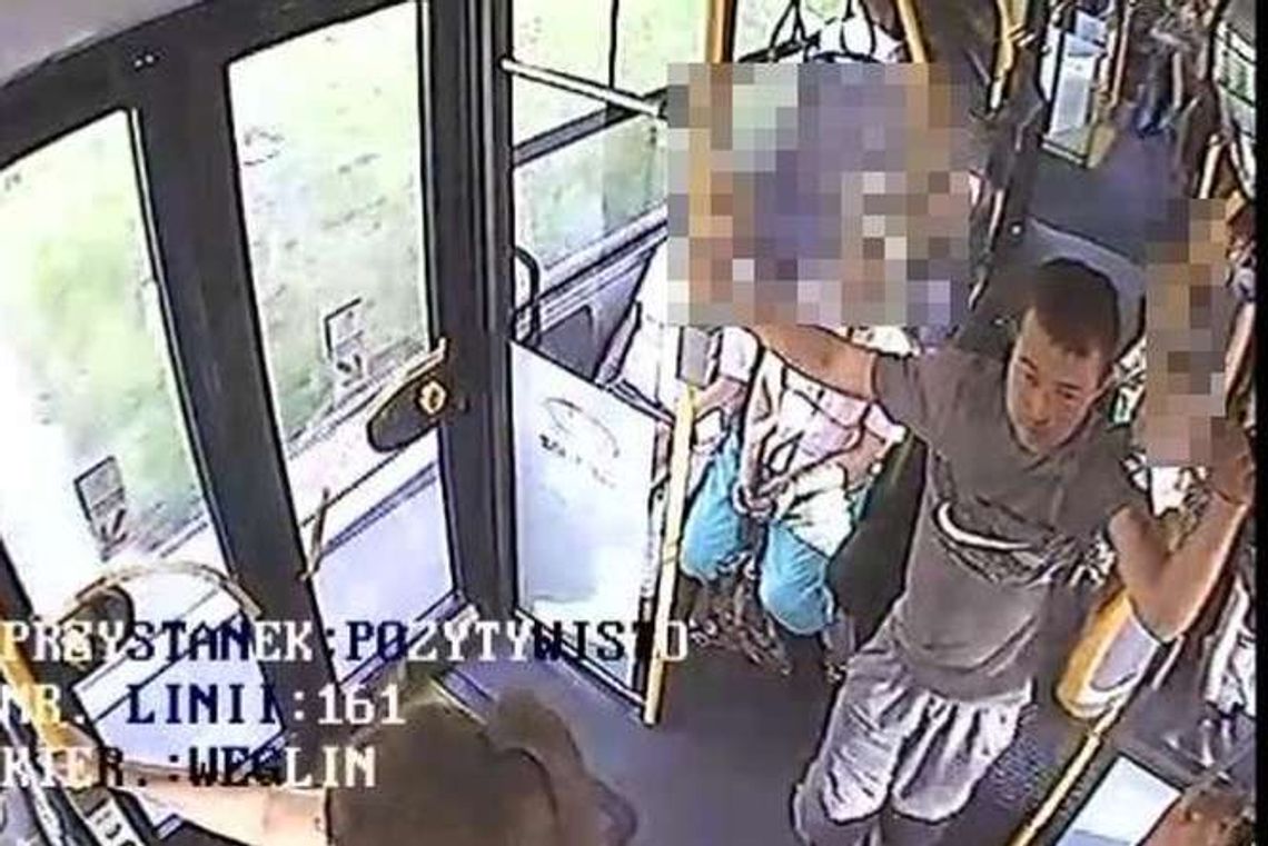 Kamera nagrała go w trolejbusie. Kto go rozpoznaje?