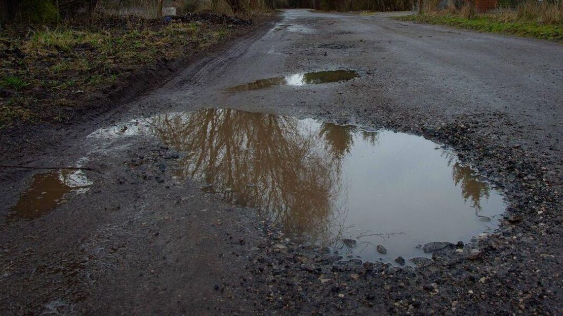 Kamieni nawieźli za darmo. Burmistrz: Bierzcie i rozsypujcie