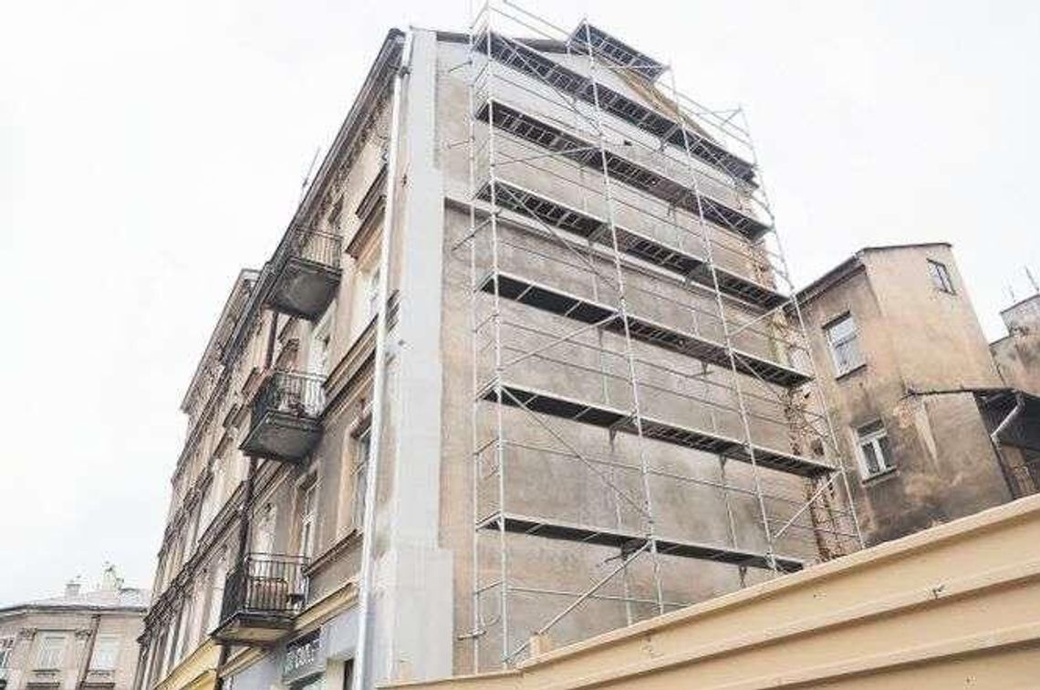 Kamienica przedzielona wyrwą na dwie części. Czekają na decyzję prokuratury Kamienica przedzielona wyrwą na dwie części. Czekają na decyzję prokuratury