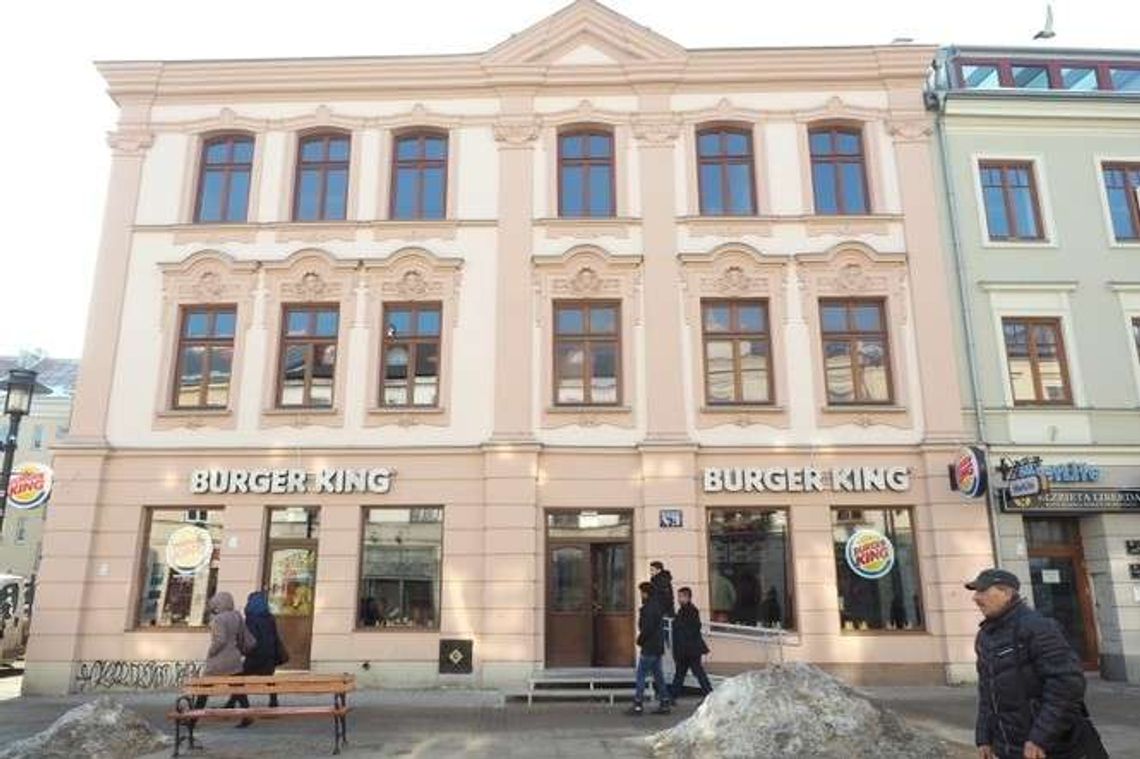 Kamienica przy deptaku zmieniła najemcę. Druga restauracja tej sieci