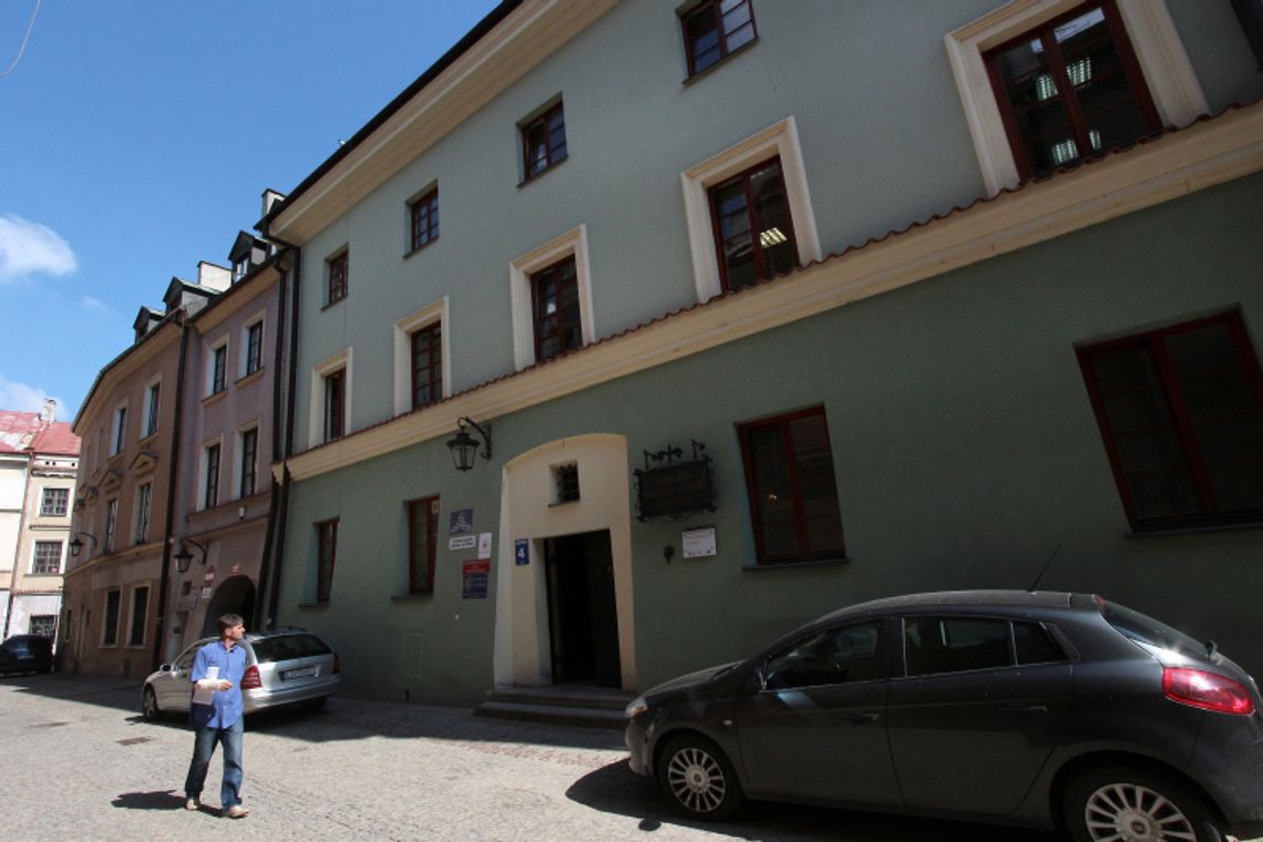 Kamienica z PiS-em. Sprzedaż odroczona