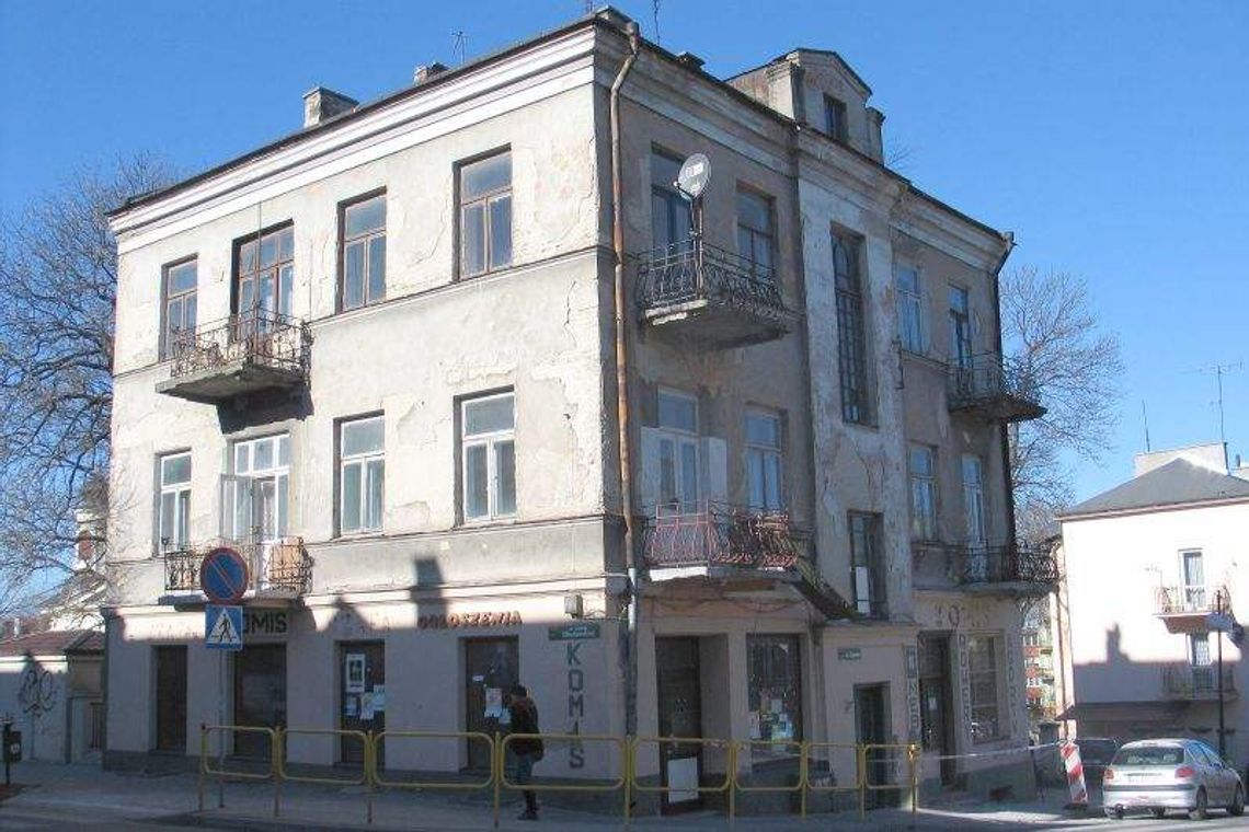 Kamienica zrzuca tynk na przechodniów