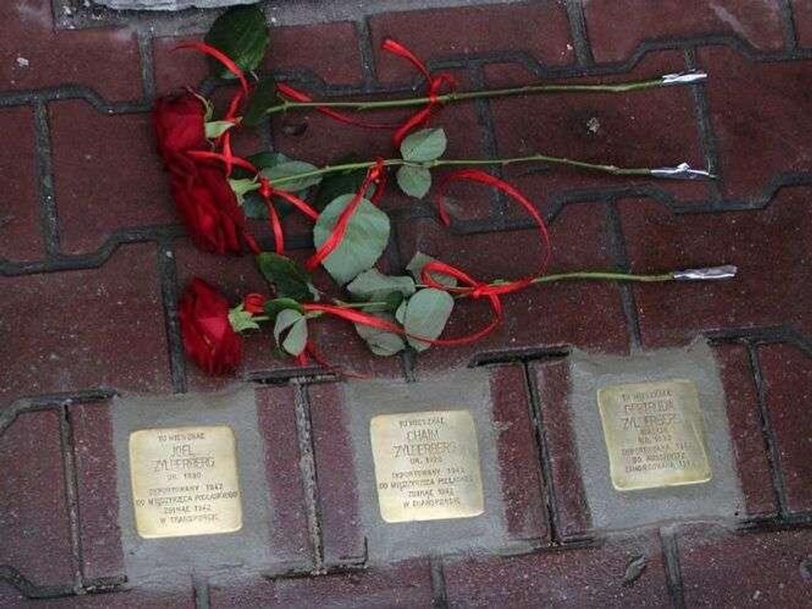 Kamienie pamięci w chodniku. Upamiętniają dawnych mieszkańców