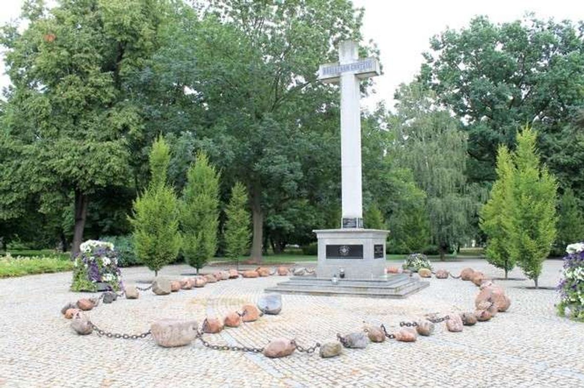 Kamienny różaniec wrócił na skwer. Wcześniej konserwator się nie zgadzał