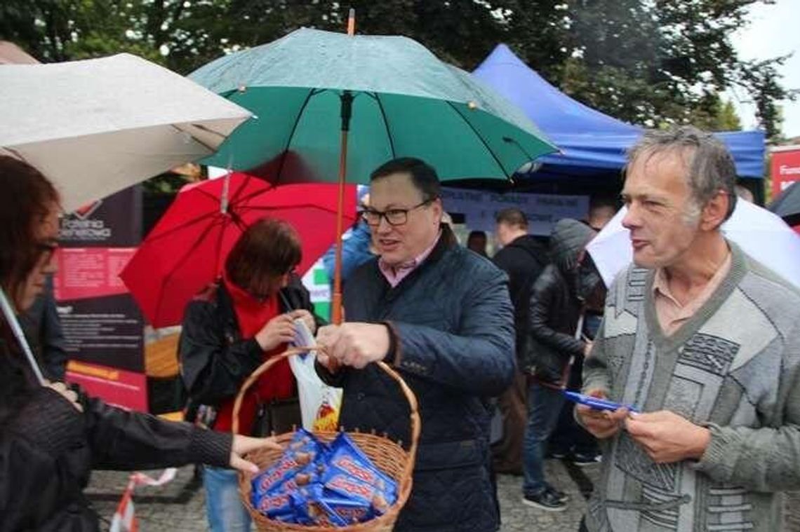 Kampania na słodko. Grzegorz Bierecki rozdawał wafelki Kampania na słodko. Grzegorz Bierecki rozdawał wafelki