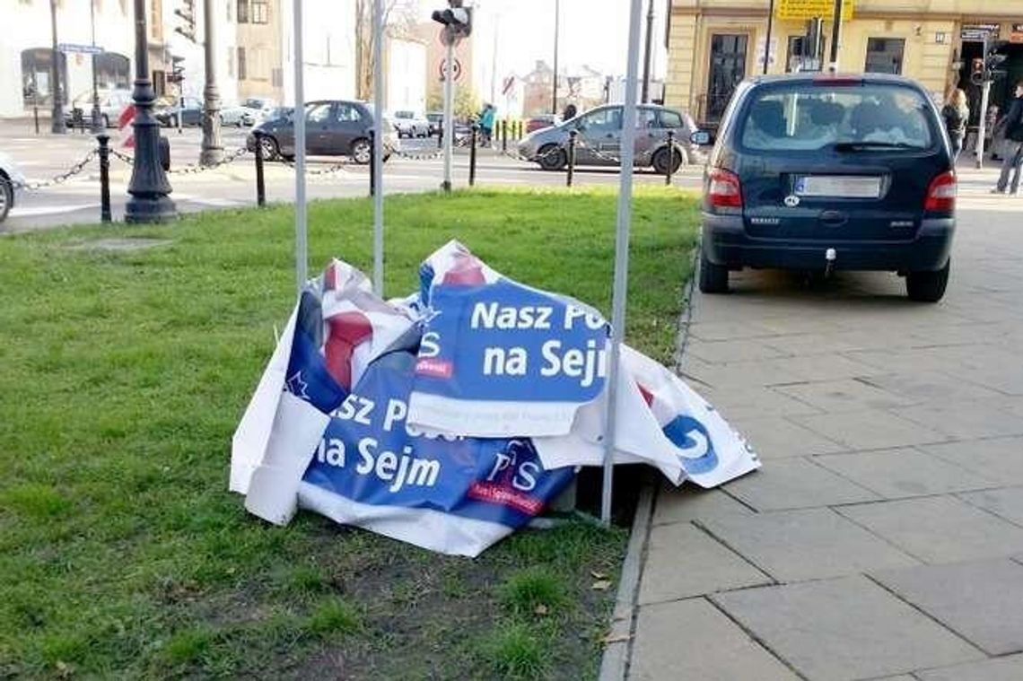 Kampania wyborcza w Lublinie: Ulotki pod kościołami, plakaty na latarniach Kampania wyborcza w Lublinie: Ulotki pod kościołami, plakaty na latarniach