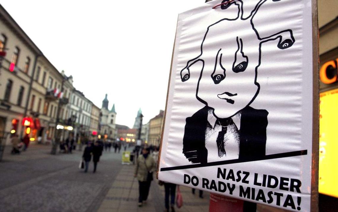 Kandydaci na latarniach nie zawisną, oszpecą za to przystanki