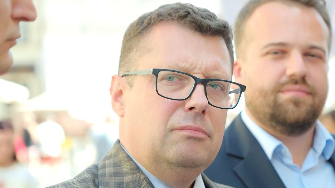 Kandydat do Senatu mówi wierszem. I wbija szpilkę konkurentowi