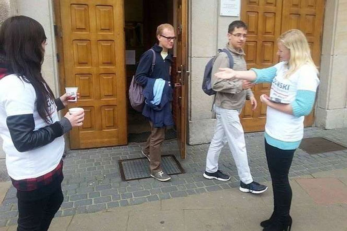 Kandydat Kukiza częstował uczniów kawą. Palikot rozdawał ziołową herbatę