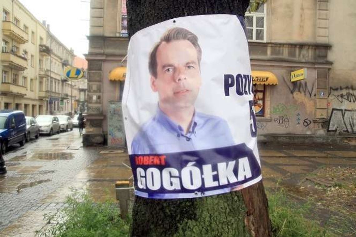 Kandydat na drzewie. "To prowokacja. Te banery wisiały gdzie indziej" Kandydat na drzewie. "To prowokacja. Te banery wisiały gdzie indziej"