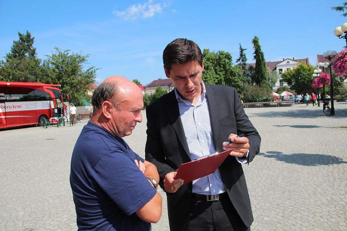 Kandydat na prezydenta Białej Podlaskiej ankietuje mieszkańców