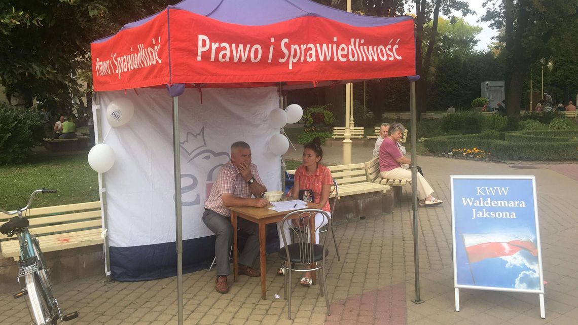 Kandydat PiS reklamuje kandydata z innego komitetu. Pytania także o tajemniczy namiot