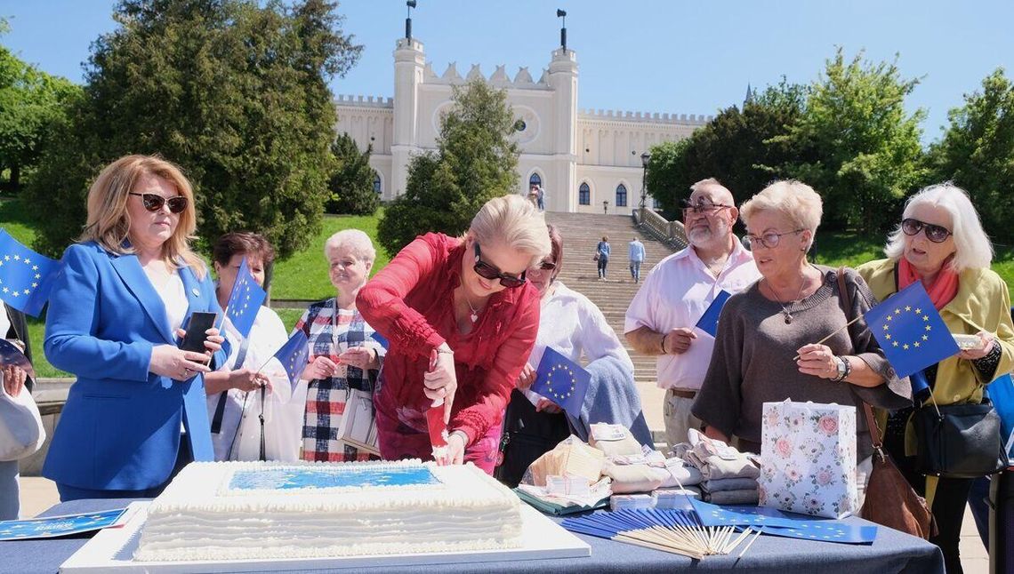 Kandydatki do PE z okazji Dnia Europy zaprosiły mieszkańców na tort   