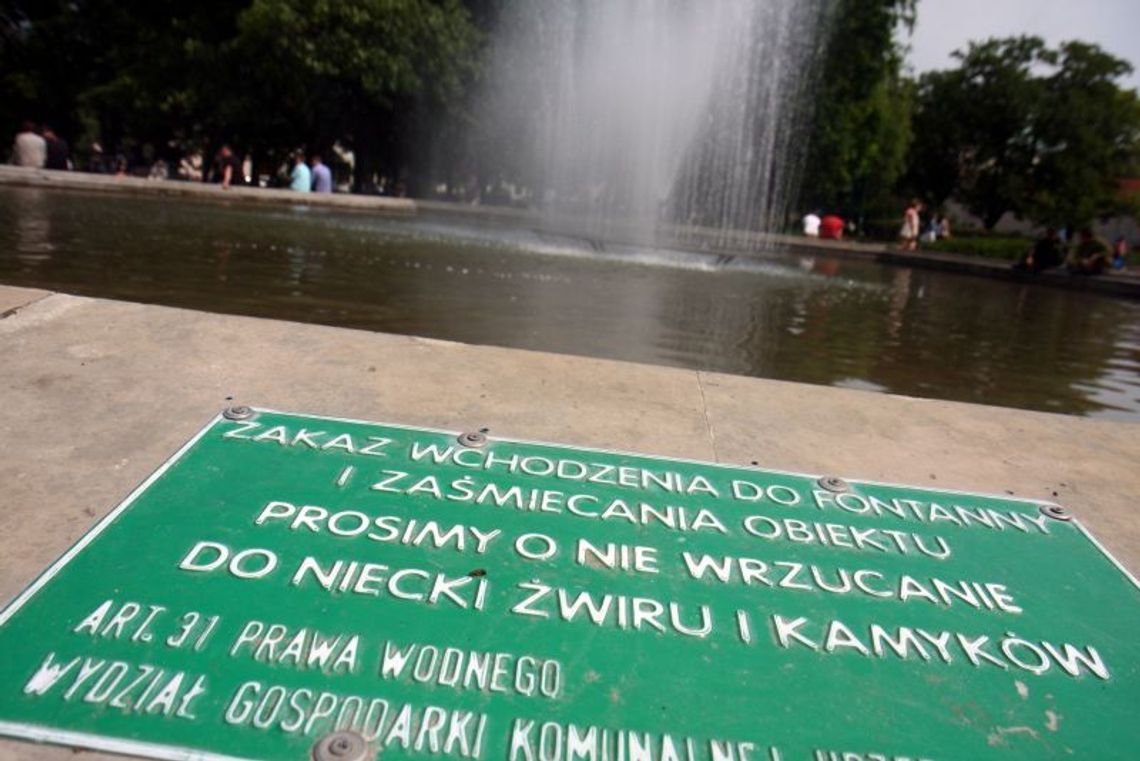 Kąpiel po Nocy Kultury. Jaki przepis zabrania wchodzenia do fontanny? Kąpiel po Nocy Kultury. Jaki przepis zabrania wchodzenia do fontanny?