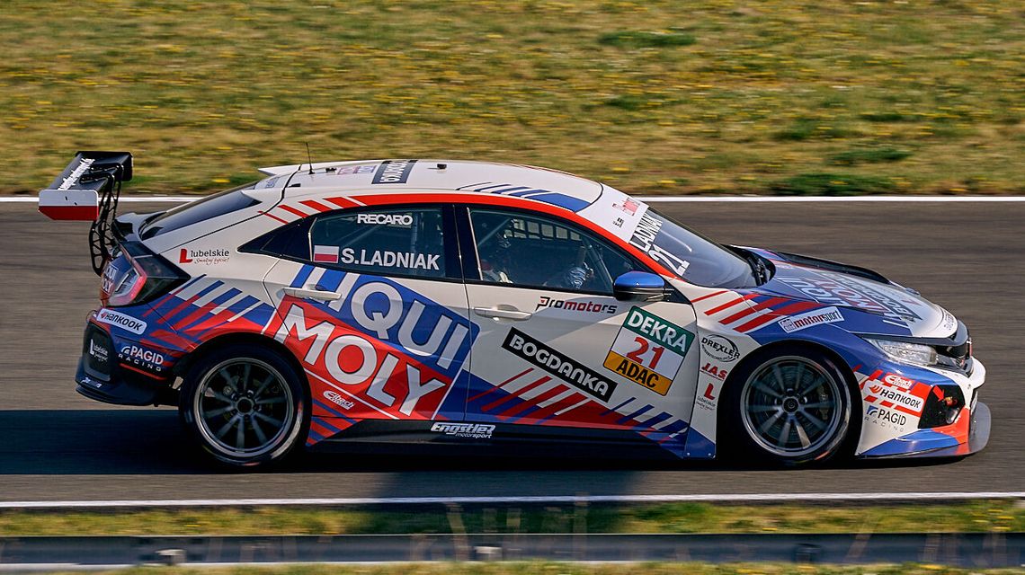 Kapitalny start Szymona Ładniaka na torze Oschersleben