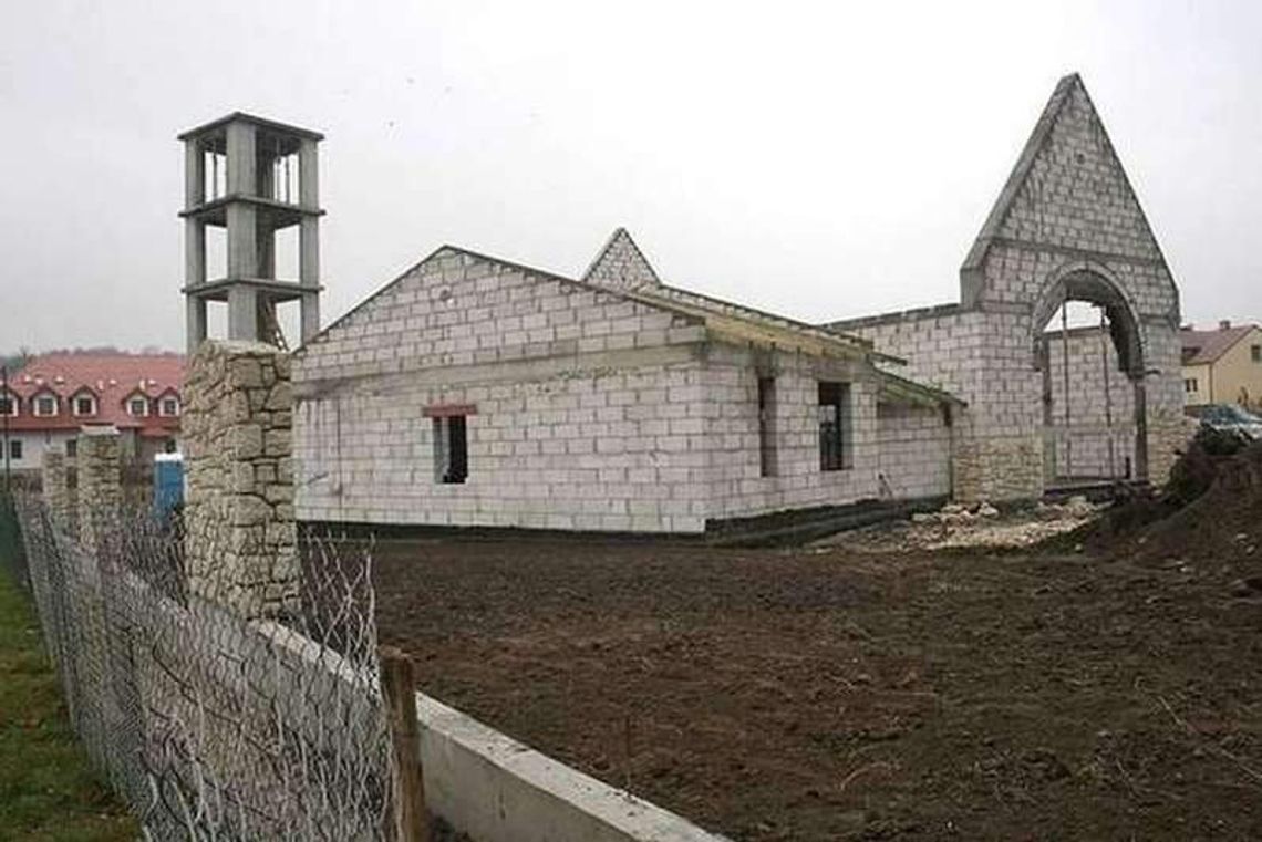 Kaplica Zanussich w Bochotnicy: Pierwsze nabożeństwo w maju