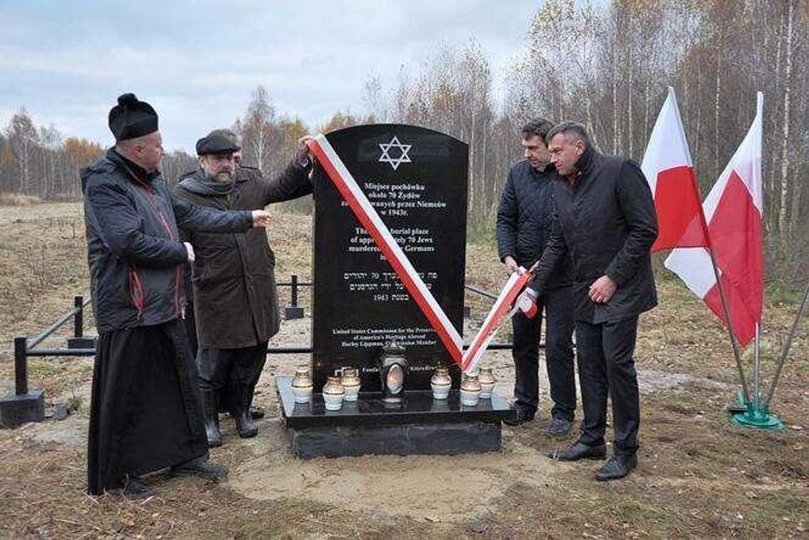 Kaplonosy: Odsłonięto pomnik ku pamięci pomordowanych Żydów