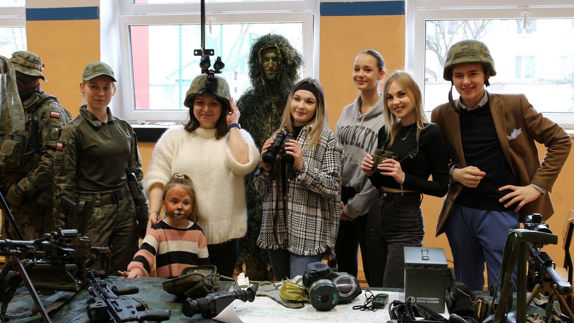 Karabiny, wyrzutnie i grochówka. Wojskowy piknik w "Szpulkach". Zdjęcia