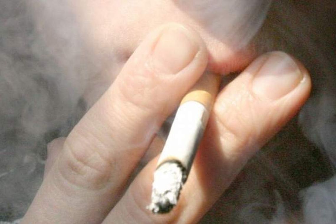 Karał \"mandatem\" za papierosa. Stanie przed sądem