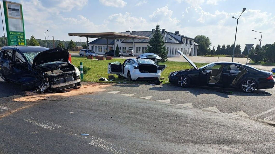 Karambol na krajówce. Cztery zniszczone auta, dwie kobiety w szpitalu