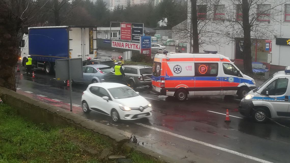 Karambol na ul. Turystycznej w Lublinie. Zderzyły się cztery samochody