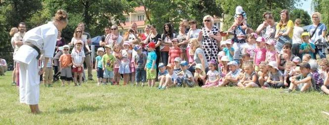 Karatecy i motocykliści na festynie w Przedszkolu nr 72