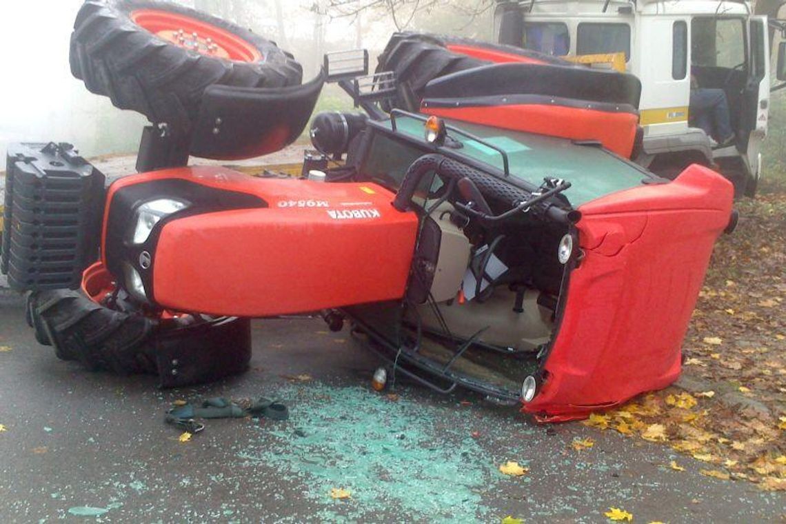 Karczmiska: Wypadek ciężarówki we mgle. Traktor spadł z naczepy (zdjęcia)