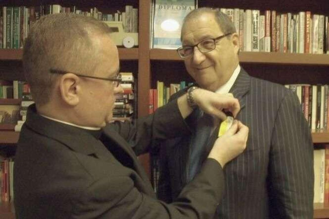 Kardynał Dziwisz odznaczył dyrektora Foxmana