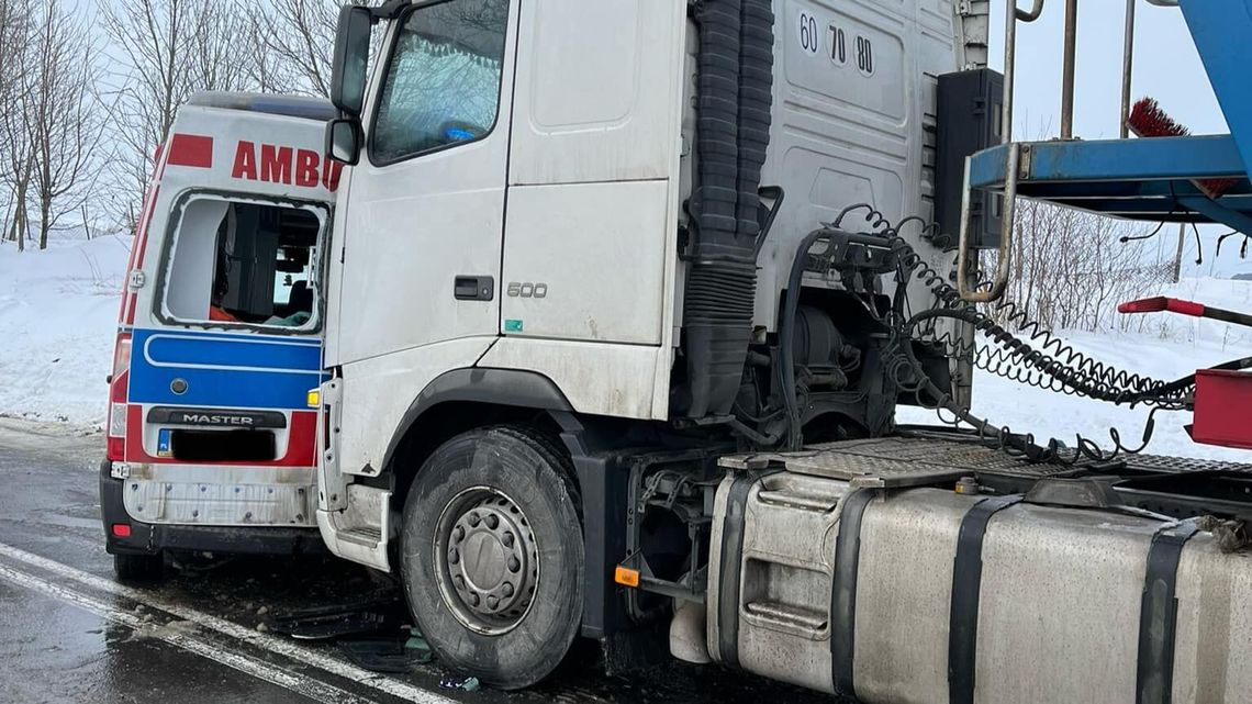 Karetka jechała do chorego i wpadła w poślizg. Poszkodowany ratownik