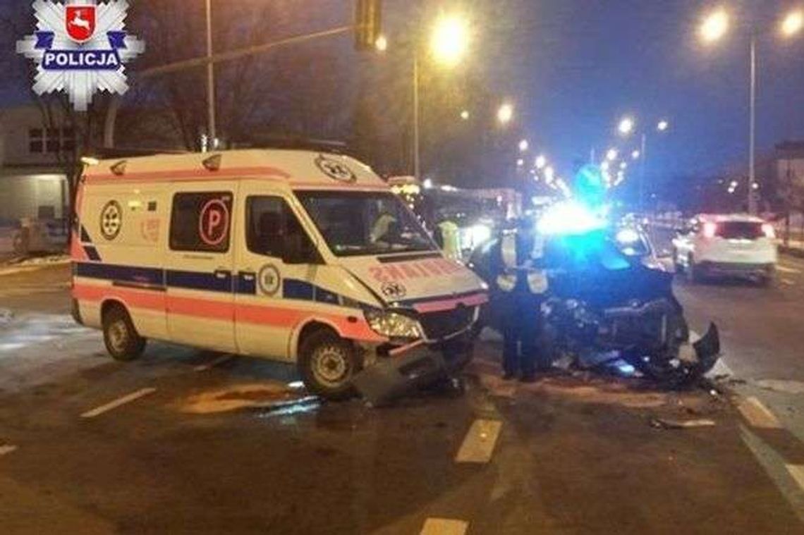 Karetka jechała do pacjenta. Zderzyła się z toyotą. Cztery osoby w szpitalu