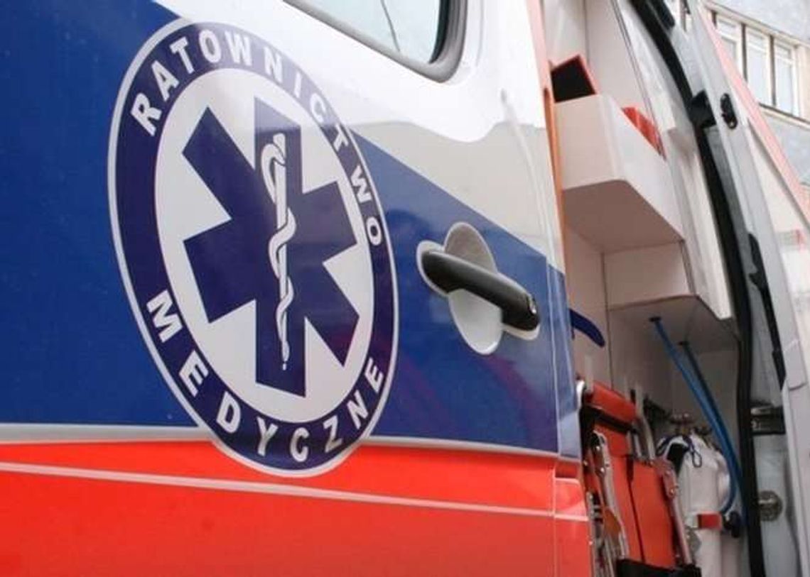 Karetka jechała na sygnale i zderzyła się z fordem. Jedna osoba w szpitalu