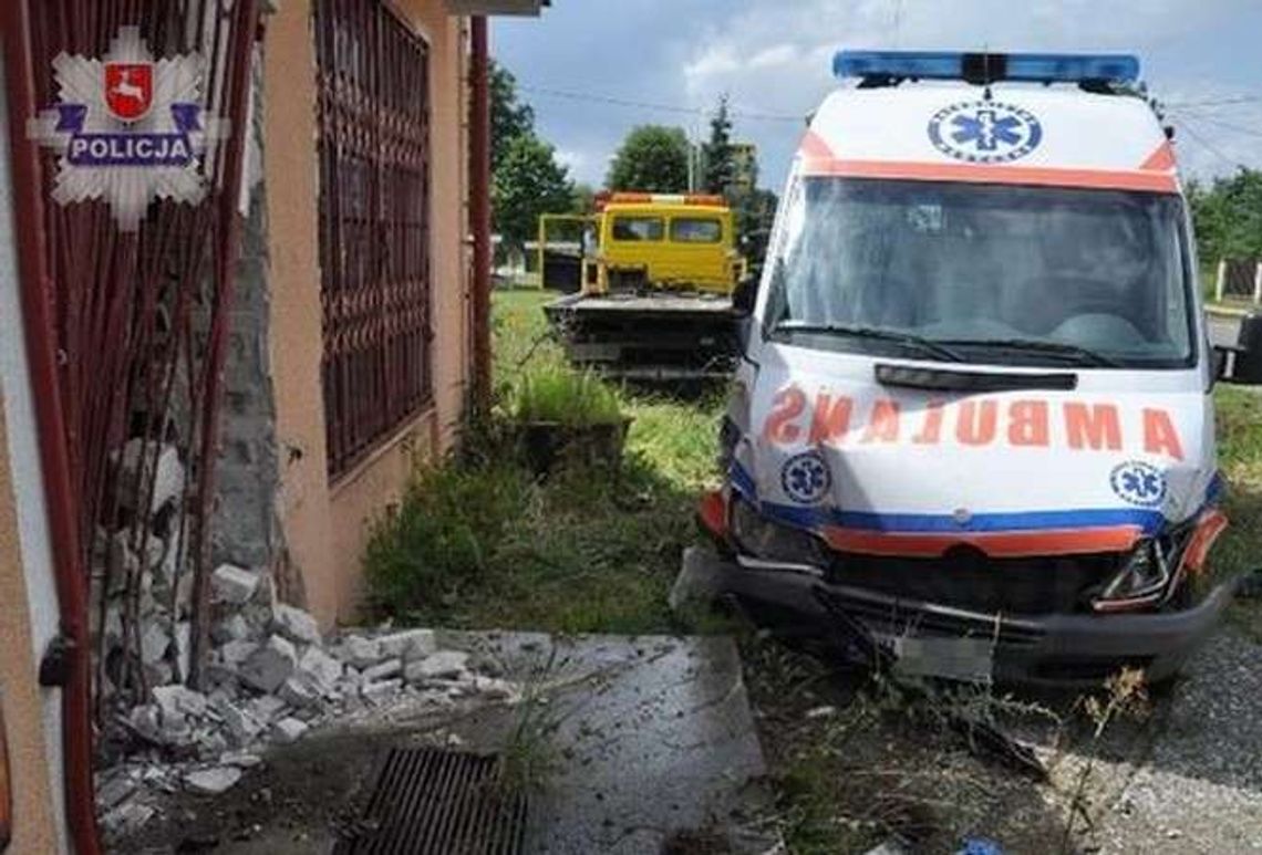Karetka na sygnale zderzyła się z samochodem i uderzyła w budynek
