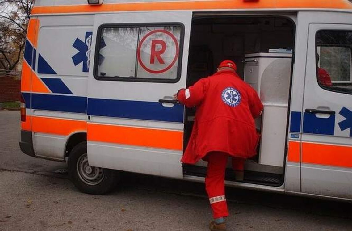 Karetka w rowie: Ratownik został ranny