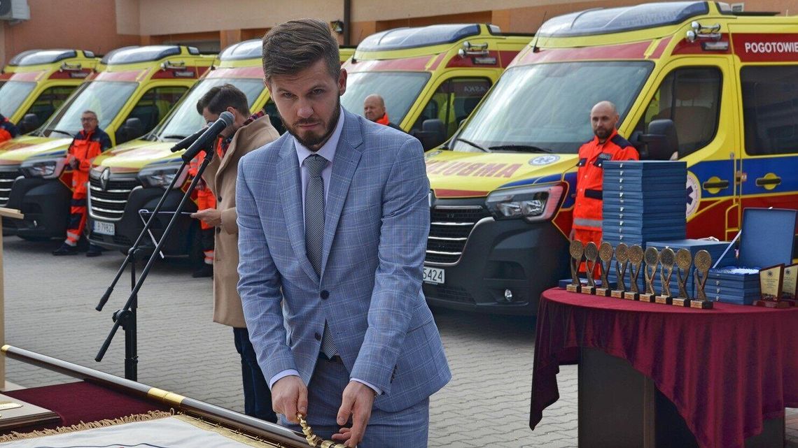 Karierę przy PiS zaczął robić jako strażnik miejski. Teraz jest dyrektorem szpitala, który zatrudnia 1,5 tys. osób