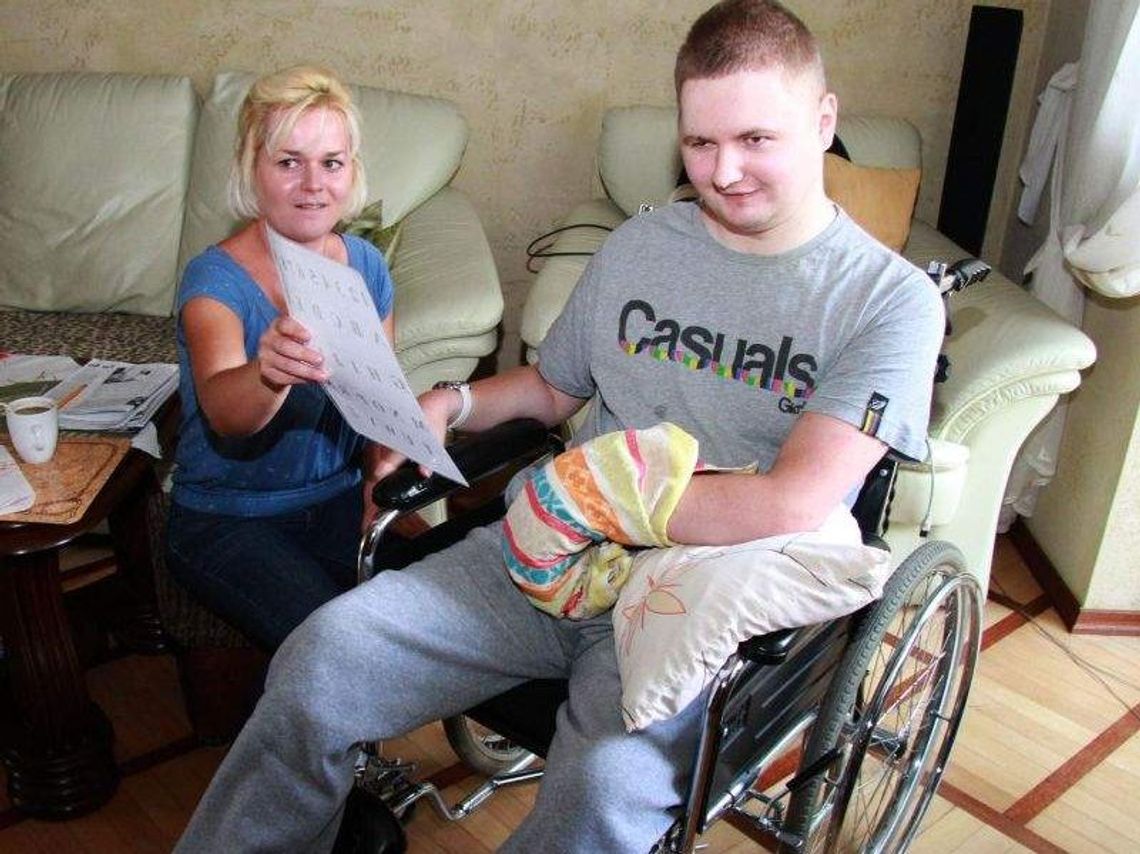 Karol po wypadku nie chodzi i nie mówi. Matka czeka na cud