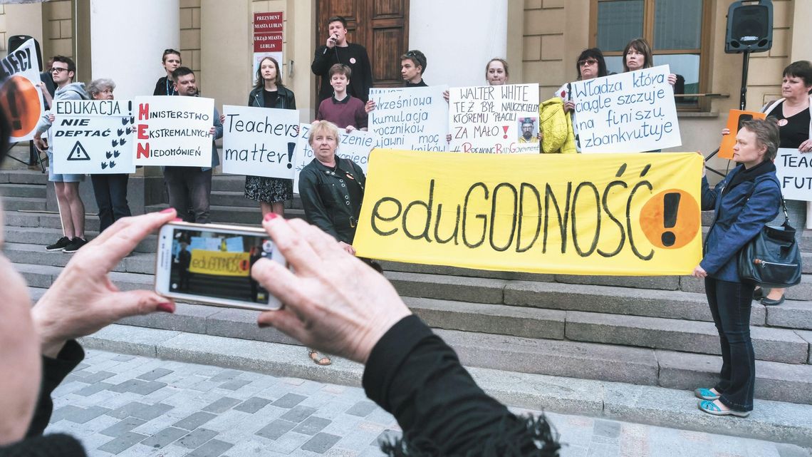 Kartki do ministra, strajk włoski w szkołach. Nauczyciele mają już dość związkowych pomysłów