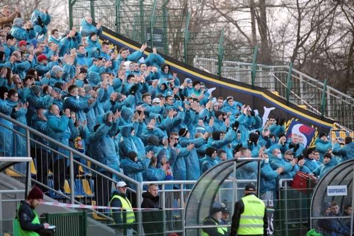 Kary dla kibiców za odpalanie rac i zakrywanie kamery na meczu Avia-Motor