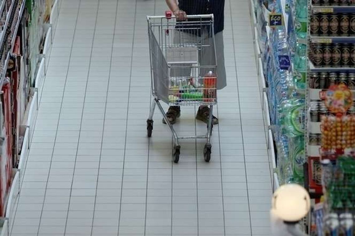 Kasjerka miała wódkę w butelce po napoju. Właściciel się zorientował