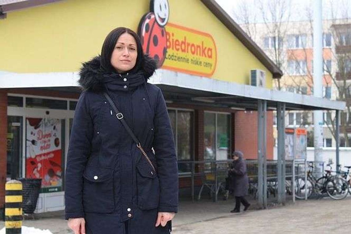 Kasjerka z Biedronki podczas napadu pomogła ochroniarzowi. Zwolnili ją z pracy Kasjerka z Biedronki podczas napadu pomogła ochroniarzowi. Zwolnili ją z pracy