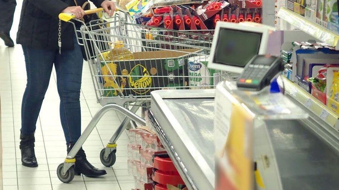 Kasjerki były w zmowie z klientką. Nie wszystkie produkty na taśmie były skanowane Kasjerki były w zmowie z klientką. Nie wszystkie produkty na taśmie były skanowane