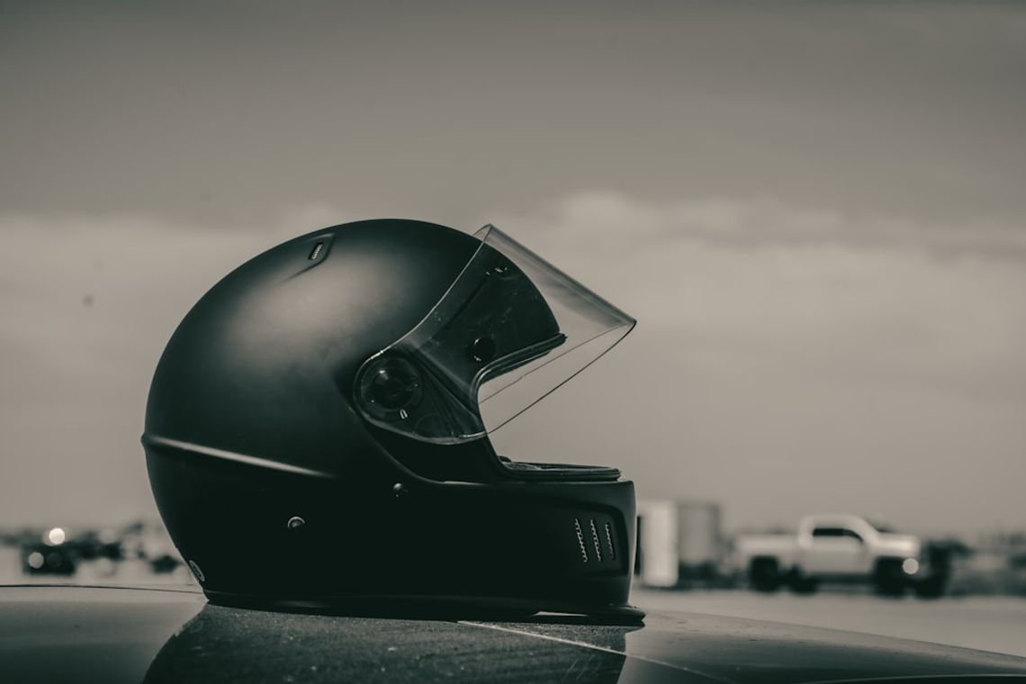 Kask integralny, szczękowy czy otwarty - jak wybrać kask motocyklowy? czarny kask integralny motocyklowy